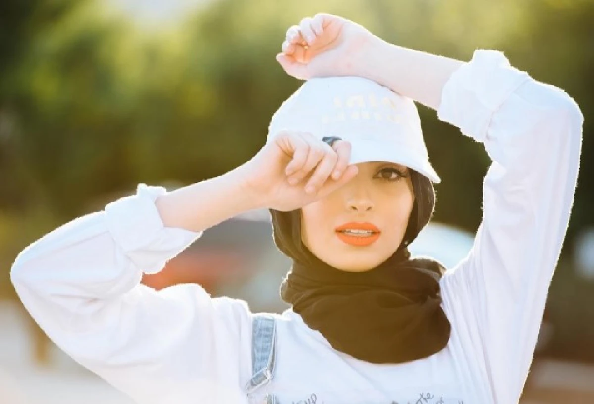 นางแบบมุสลิมคนแรกที่สวมฮิญาบในนิตยสารเพลย์บอย