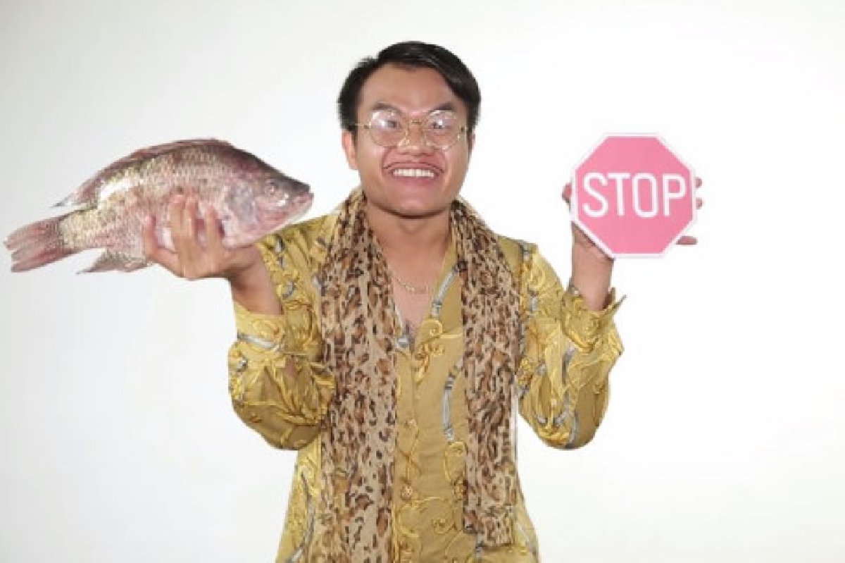 ไวแท้!"บี้ เดอะสกา"เลียนแบบเอ็มวีสุดฮา"Pen Pineapple Apple Pen" ไวแท้!"บี้ เดอะสกา"เลียนแบบเอ็มวีสุดฮา"Pen Pineapple Apple Pen"