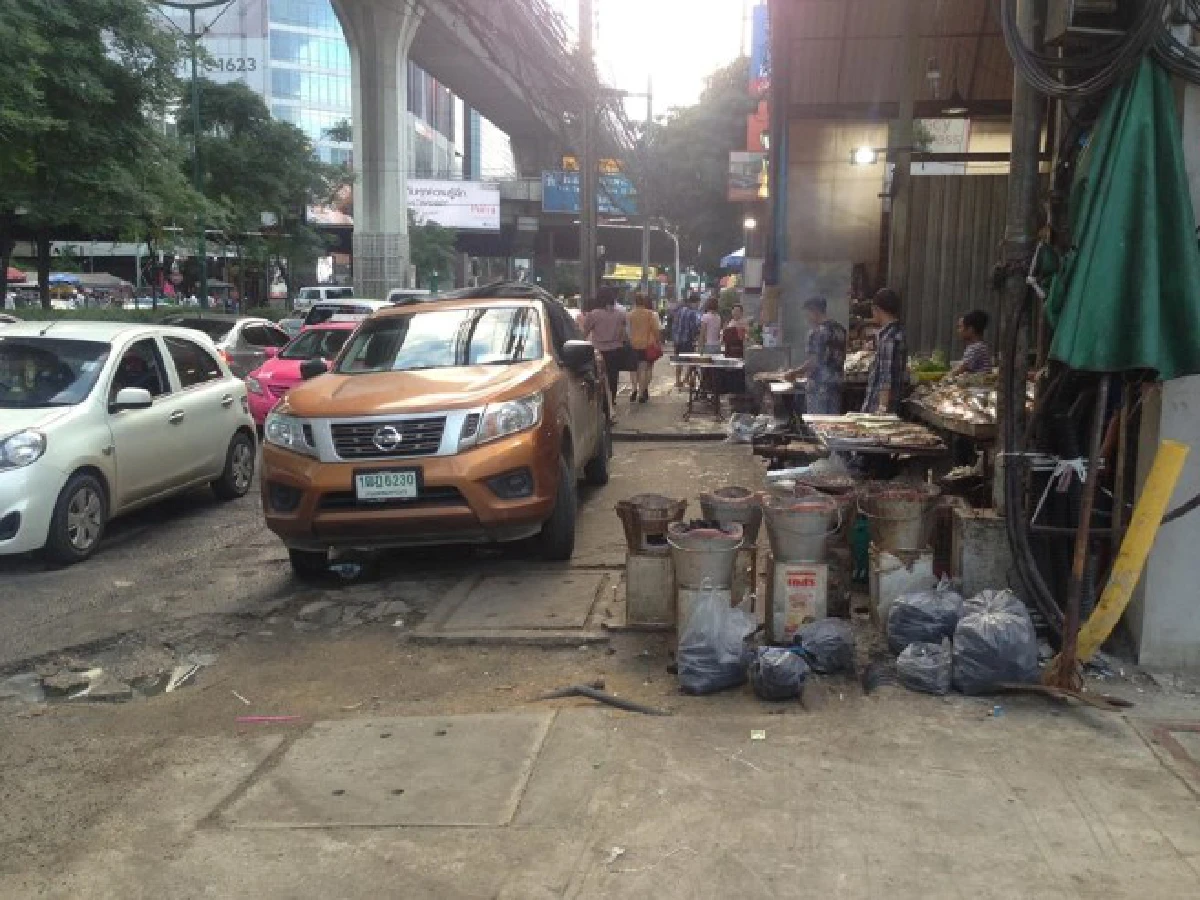 รวมภาพ "ทางเท้า" ปวดใจชาวกรุงฯ