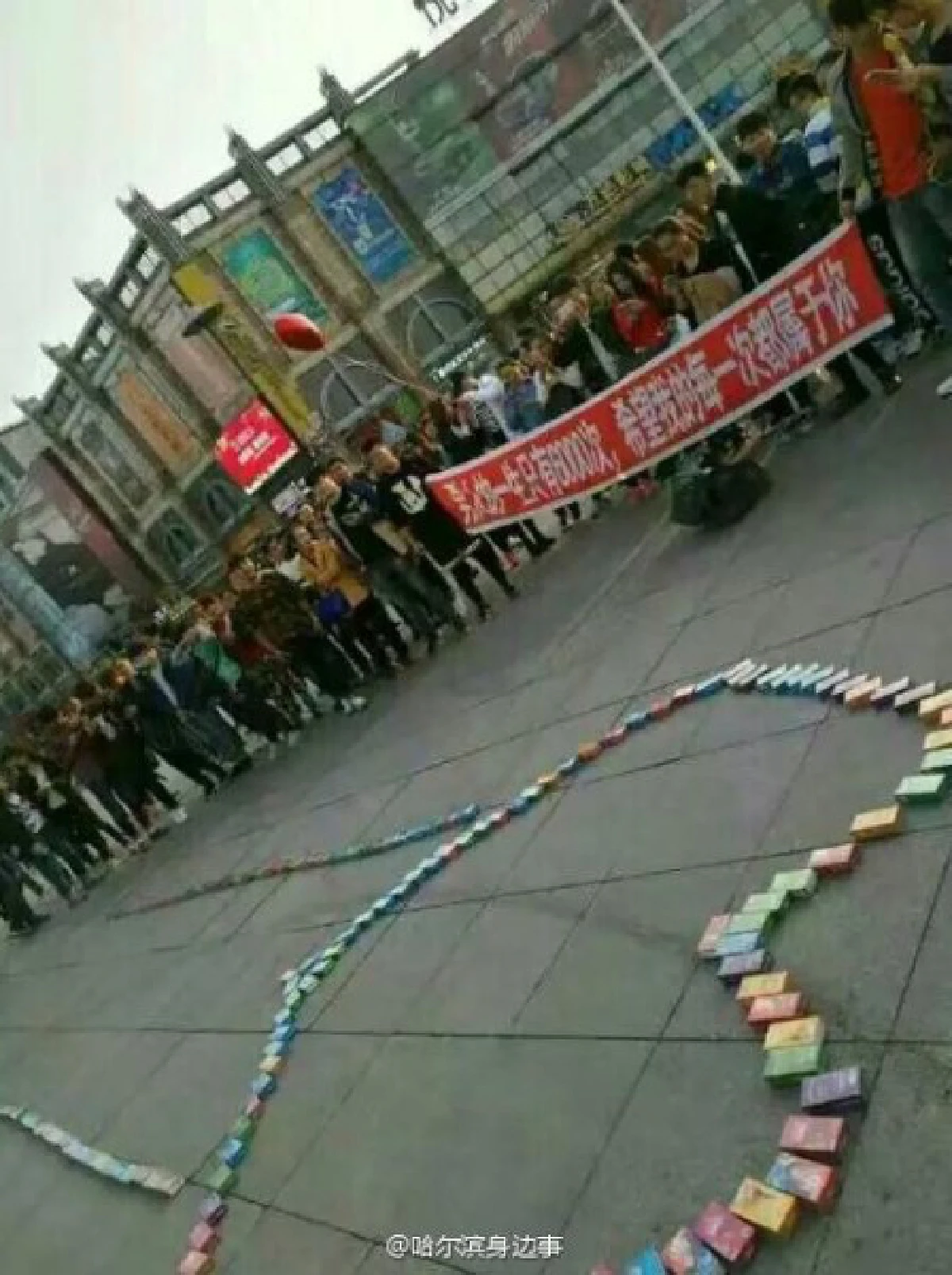 หนุ่มจีนบอกรักสาวด้วยถุงยาง 999 กล่องเรียงเป็นรูปหัวใจ