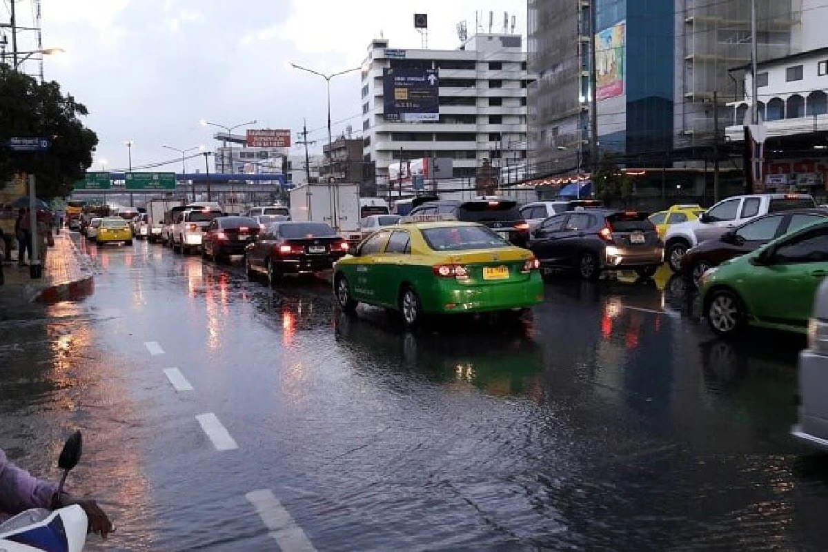 ฝนถล่มปทุมฯอ่วม!น้ำท่วมเข้าบ้านเก็บของไม่ทัน