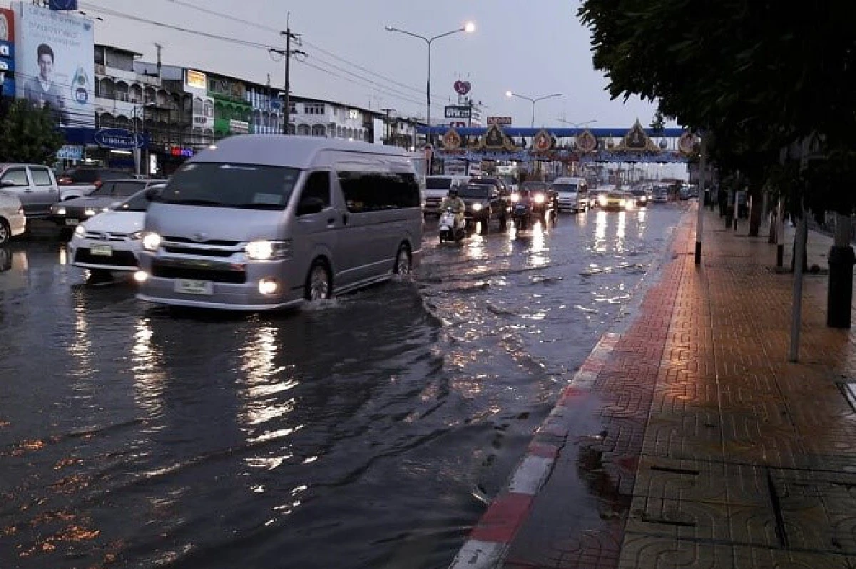 ฝนถล่มปทุมฯอ่วม!น้ำท่วมเข้าบ้านเก็บของไม่ทัน