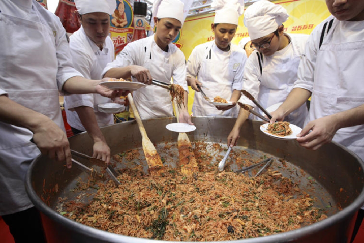 เปิดงานกินเจเยาวราชปรุง"สุกี้ทองคำผัดแห้ง"แจก