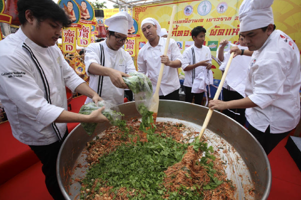 เปิดงานกินเจเยาวราชปรุง"สุกี้ทองคำผัดแห้ง"แจก