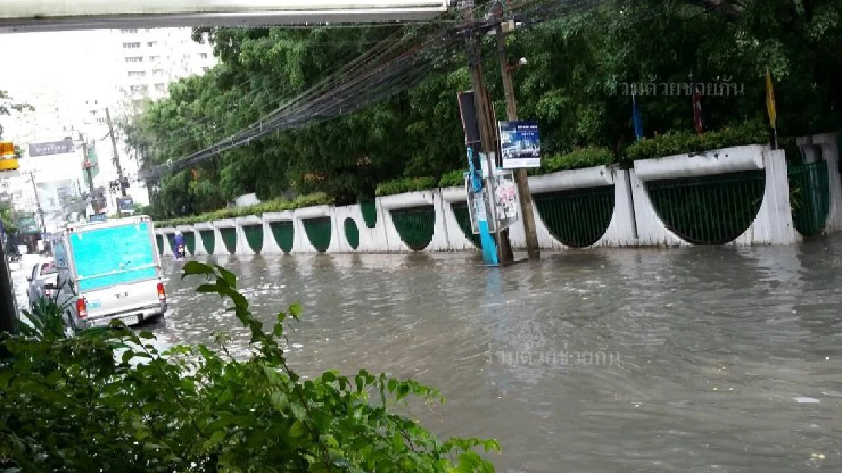 ฝนถล่มกรุง น้ำรอระบายหลายจุด
