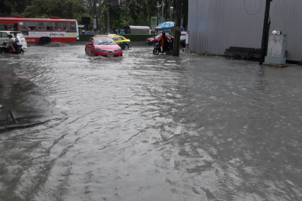 ฝนถล่มกรุง น้ำรอระบายหลายจุด