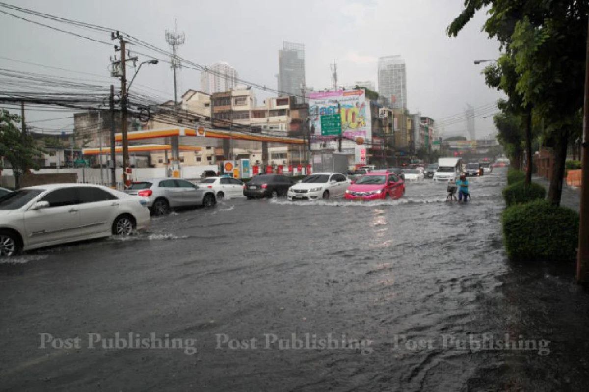 ฝนถล่มกรุง น้ำรอระบายหลายจุด