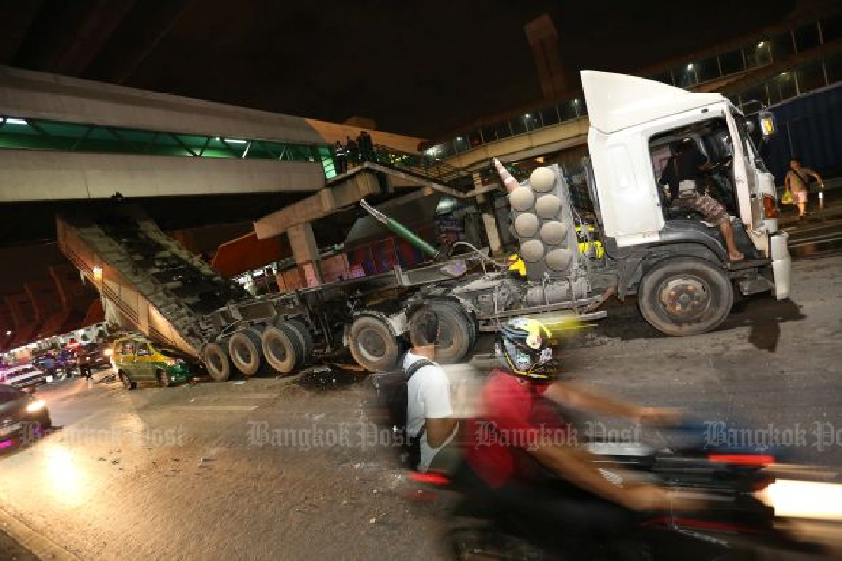 22-wheel truck rips into footbridge at airport