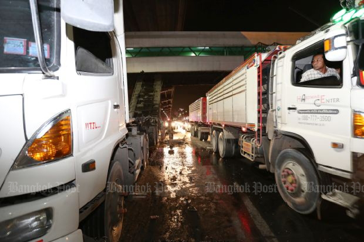 22-wheel truck rips into footbridge at airport