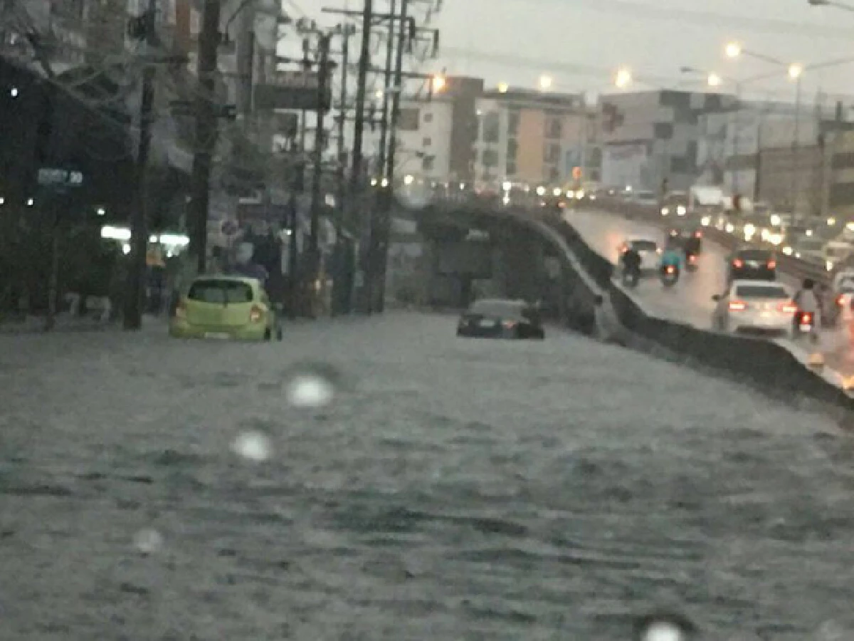 รวมภาพฝนถล่มกรุง3ต.ค.ทำน้ำท่วมหลายพื้นที่