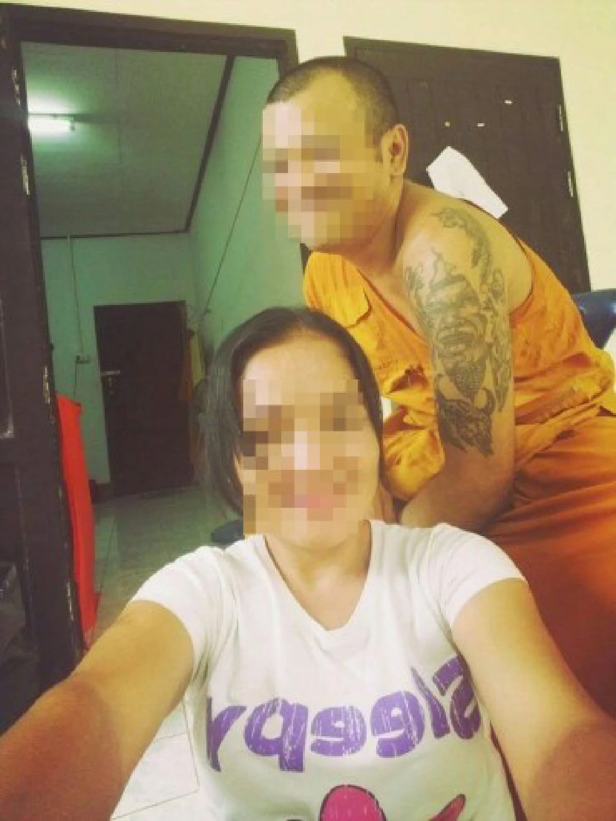 จับสึกพระเมืองกระบี่ถ่ายรูปเซลฟี่กอดสีกา