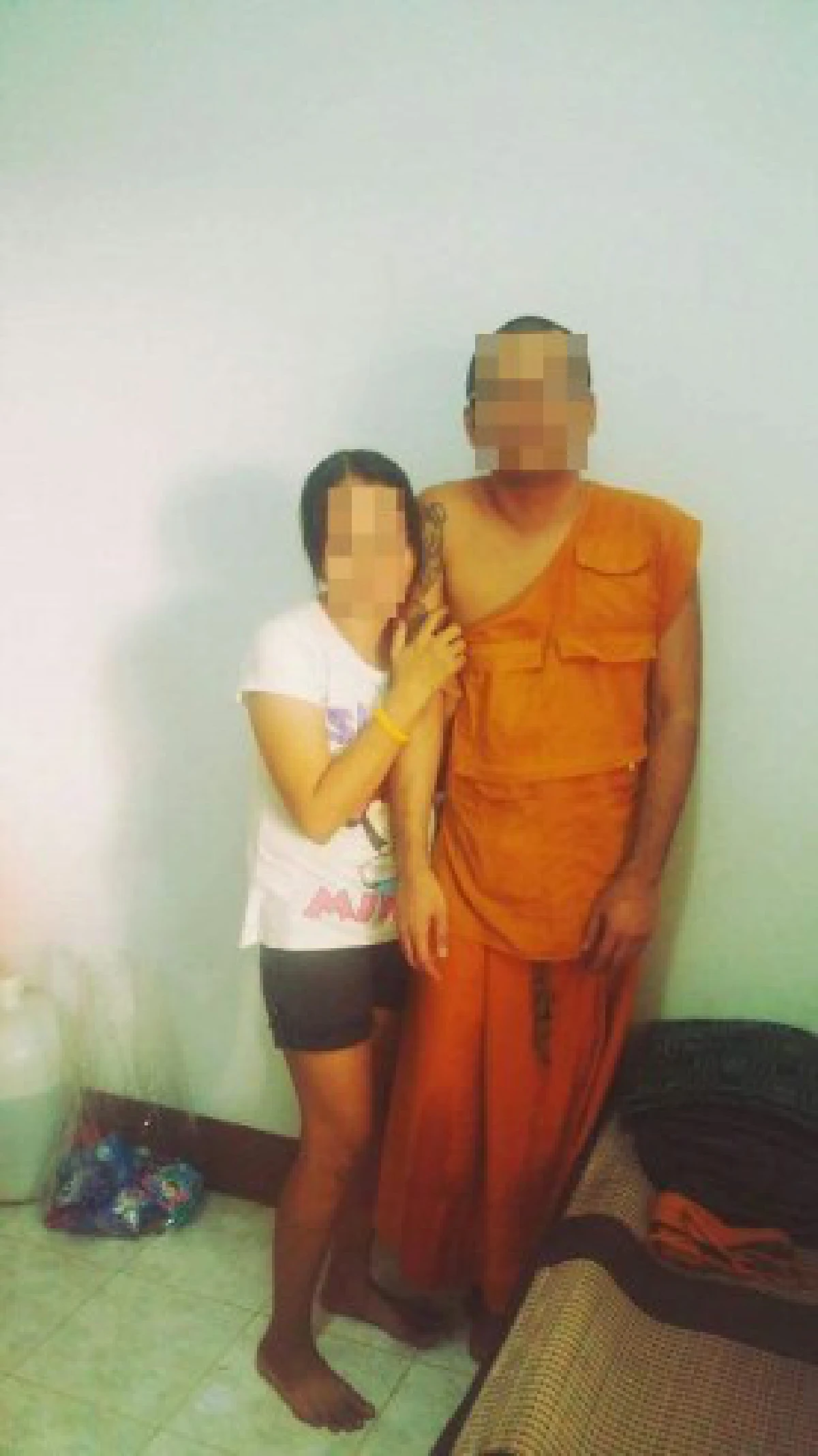 จับสึกพระเมืองกระบี่ถ่ายรูปเซลฟี่กอดสีกา