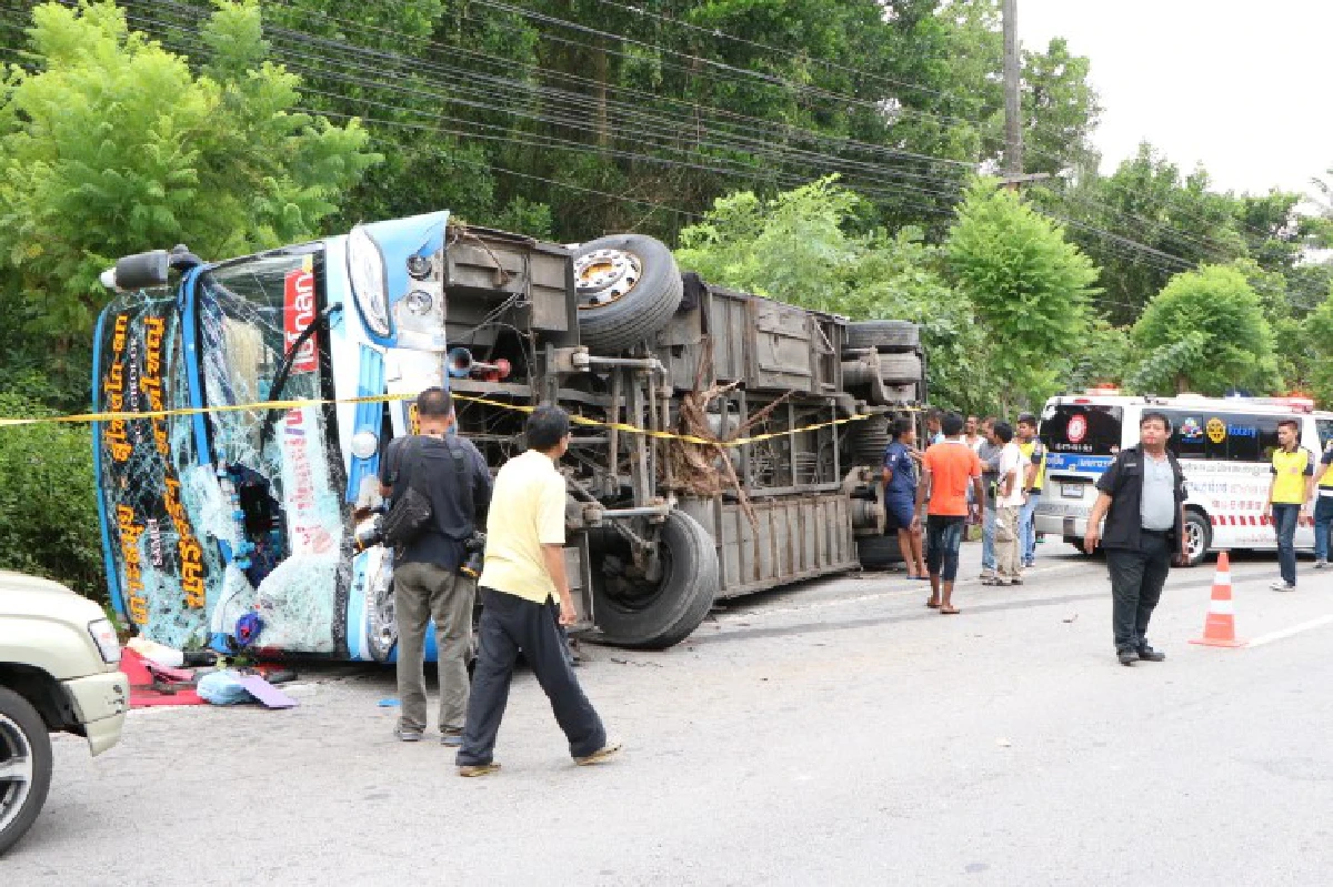 รถทัวร์เกาะสมุยชนต้นไม้ก่อนพลิกคว่ำเจ็บ11คน คนขับรับไม่ชำนาญทาง