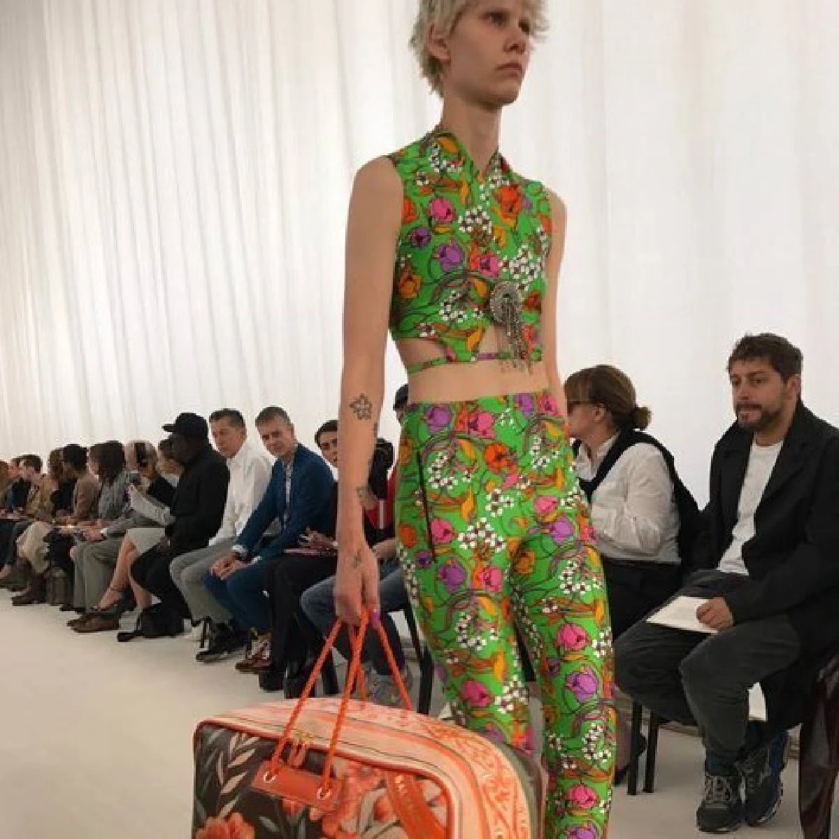 แบรนด์กระเป๋าหรู Balenciaga เจอแซวเหมือนถุงผ้านวม