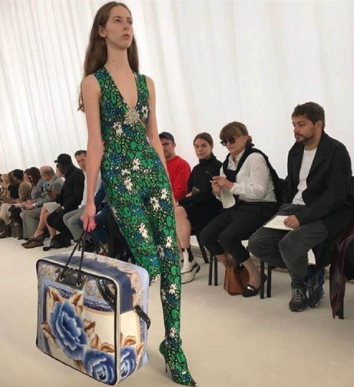 แบรนด์กระเป๋าหรู Balenciaga เจอแซวเหมือนถุงผ้านวม