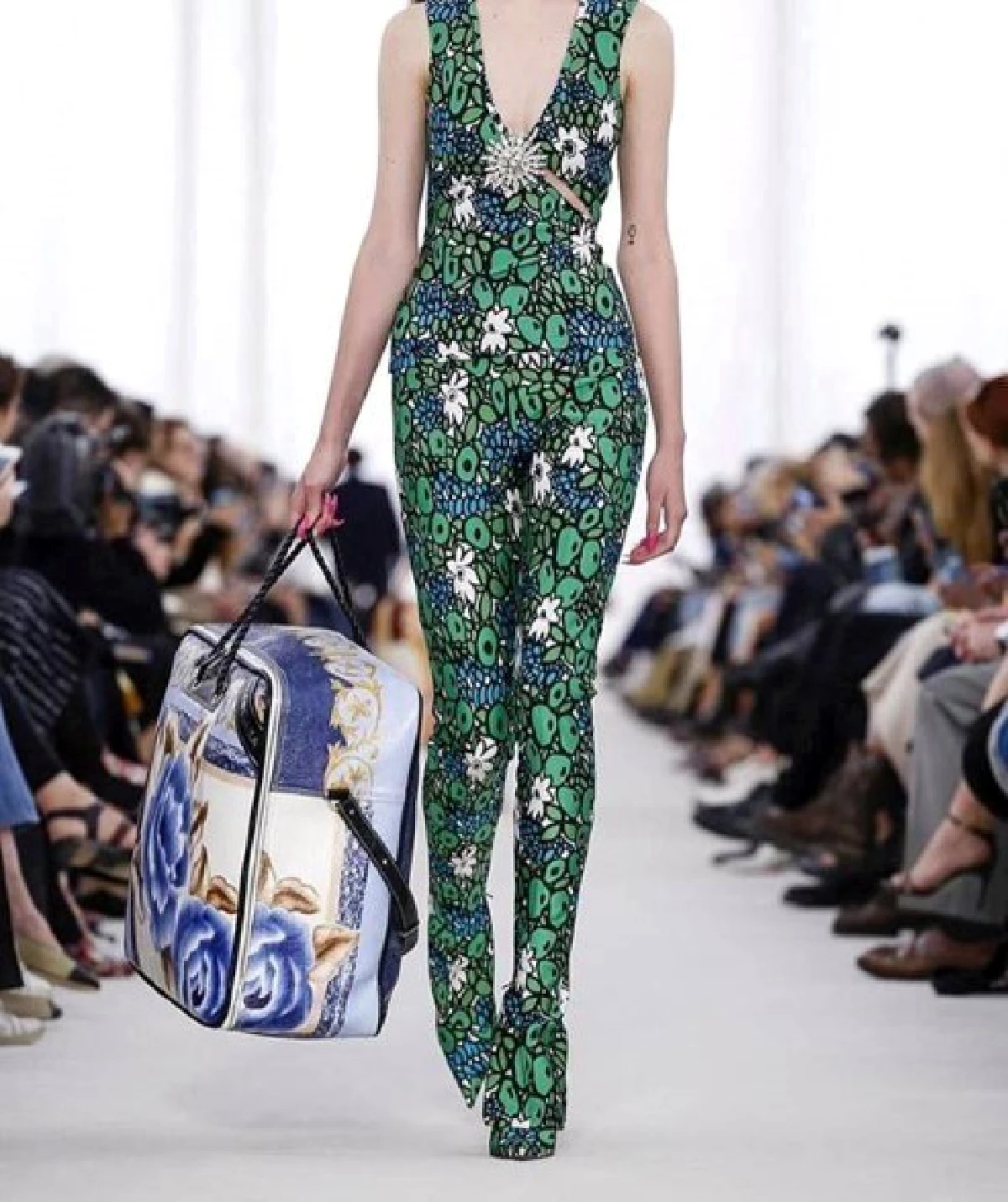 แบรนด์กระเป๋าหรู Balenciaga เจอแซวเหมือนถุงผ้านวม