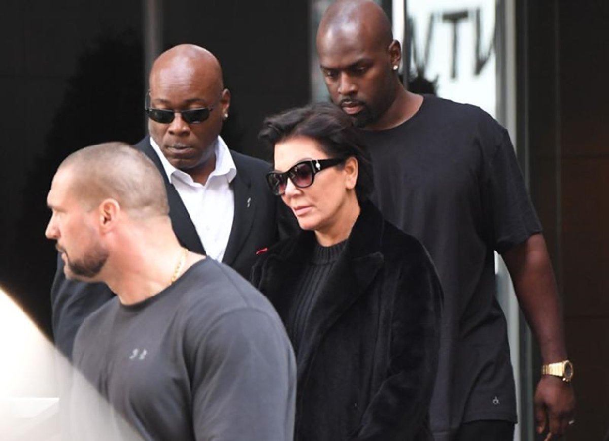 Kim Kardashian, tied up and robbed at gunpoint in Paris, flees to New York