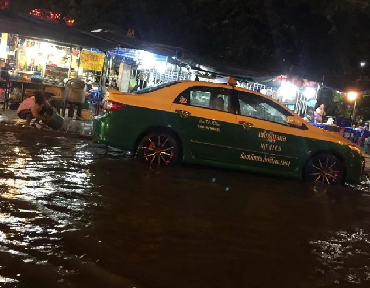 ชาวเน็ตเเชร์ภาพเเม่ค้าใช้น้ำท่วมถนน ล้างชาม ล้างหม้อ