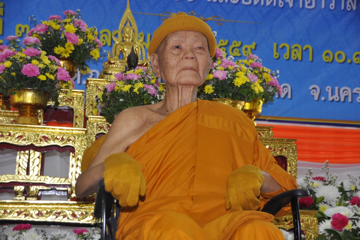 แห่สักการะหุ่นขี้ผึ้งหลวงพ่อคูณที่วัดบ้านไร่ ญาติโยมเผยสุดเหมือนองค์จริง