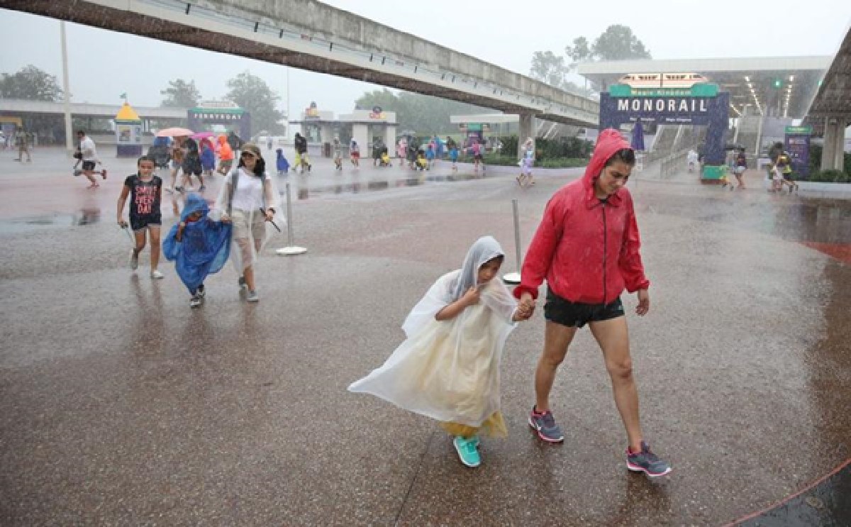 Florida's "most dangerous" storm nears (Updated)