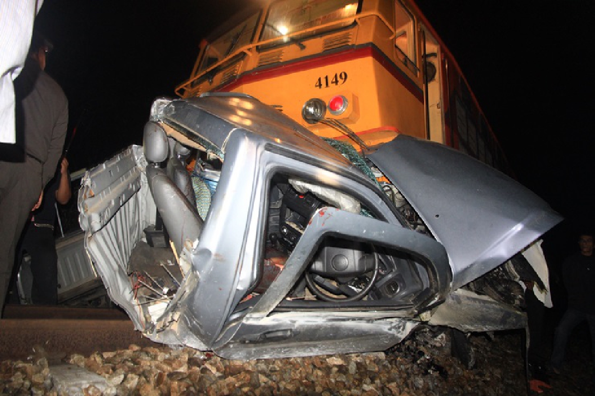 กระบะตัดหน้ารถไฟสุไหงโก-ลกถูกอัดก๊อบปี้ดับที่สุราษฎร์ กระบะตัดหน้ารถไฟสุไหงโก-ลกถูกอัดก๊อบปี้ดับที่สุราษฎร์