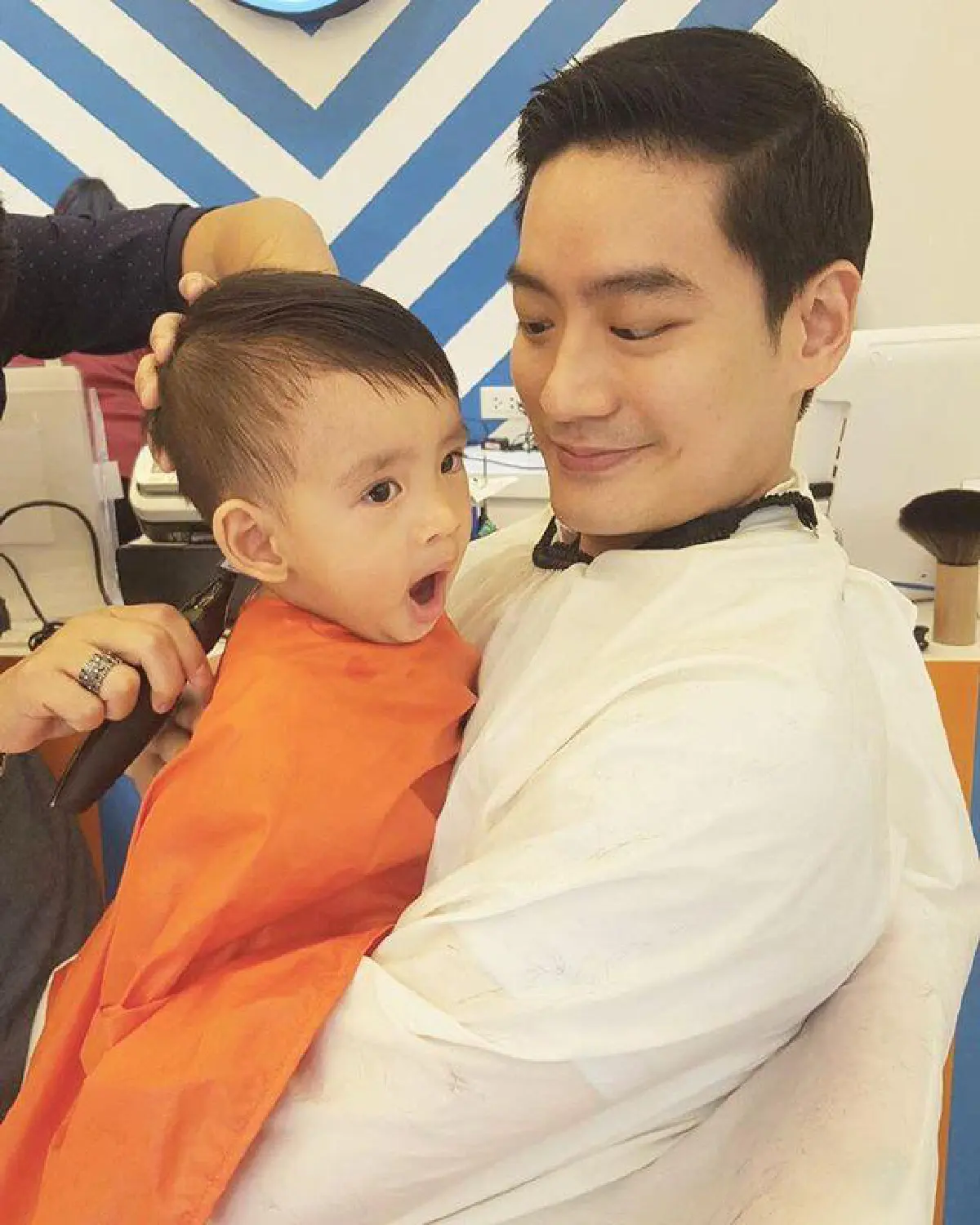 หล่อได้พ่อ! หมอโอ๊ค พา น้องอลัน ตัดผมเสริมหล่อครั้งแรก