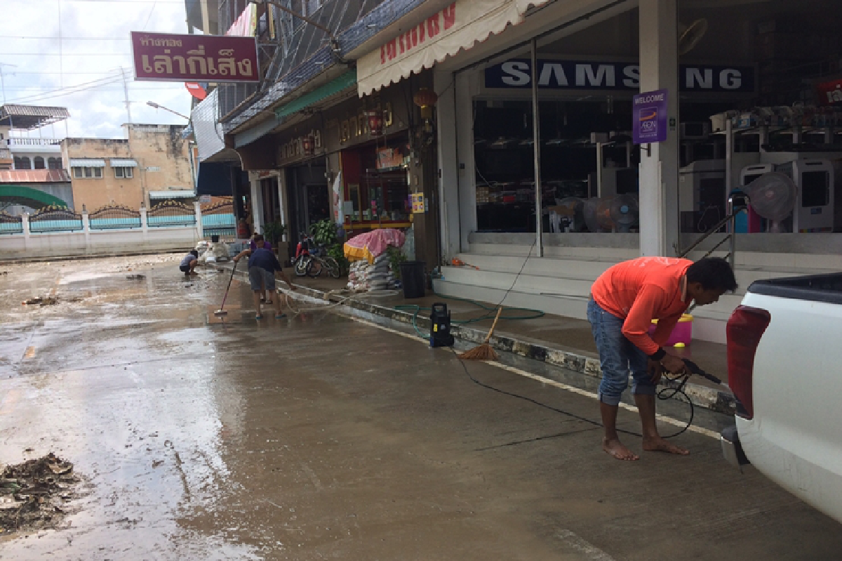 เทศบาลลาดยาวพ้นวิกฤตน้ำท่วมชาวบ้านช่วยทำความสะอาด
