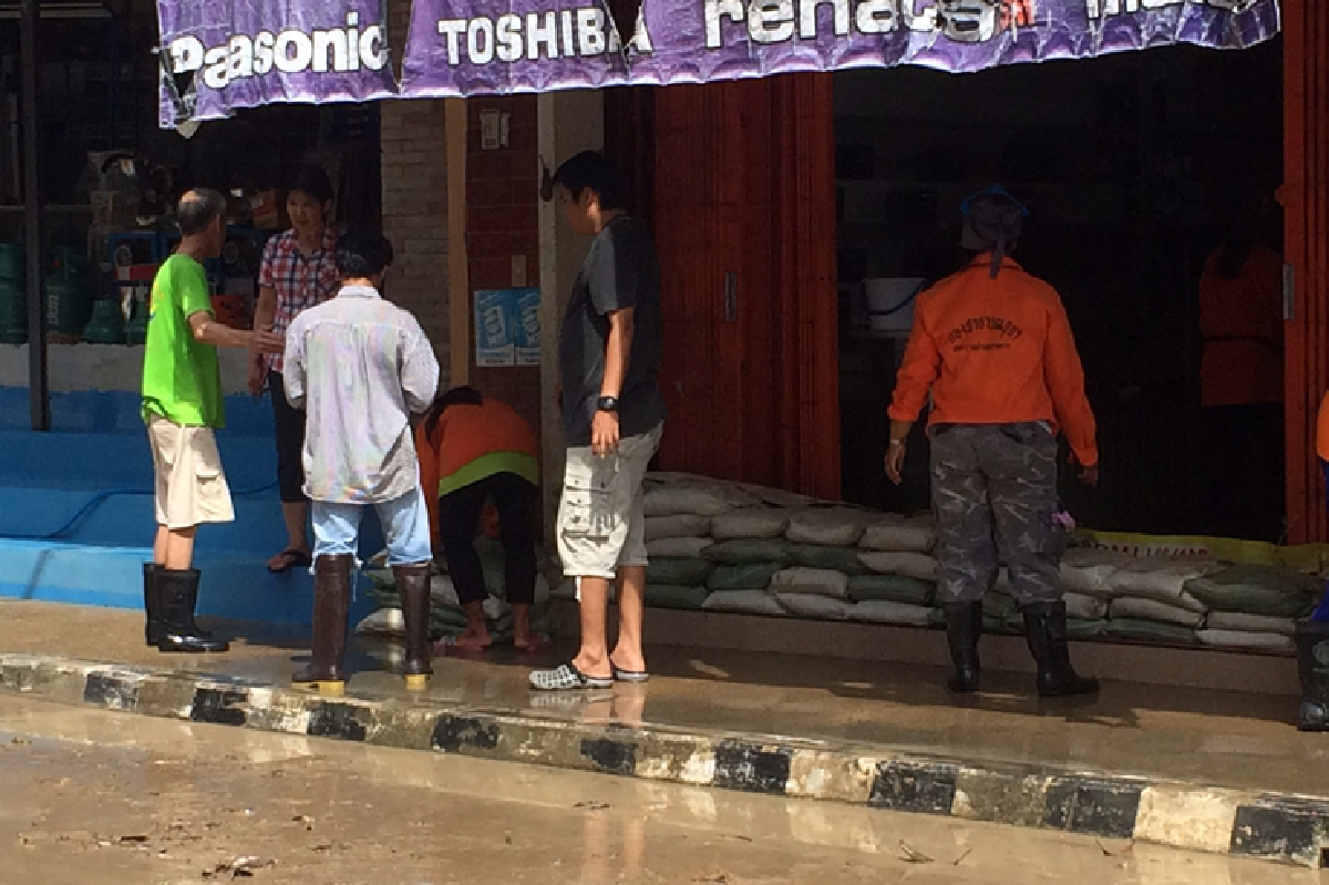 เทศบาลลาดยาวพ้นวิกฤตน้ำท่วมชาวบ้านช่วยทำความสะอาด