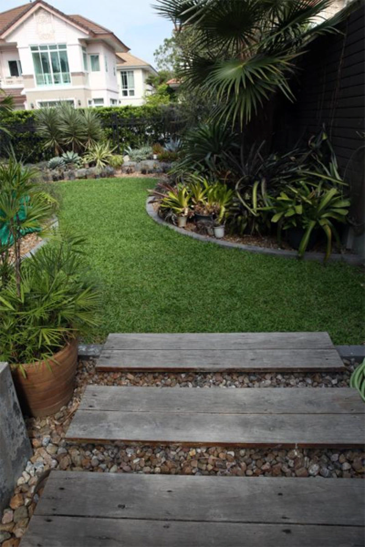 ชีวิตเอาต์ดอร์กับสวนไม้อวบน้ำ และบ่อปลาคาร์ป วรรธนะ กัมทรทิพย์