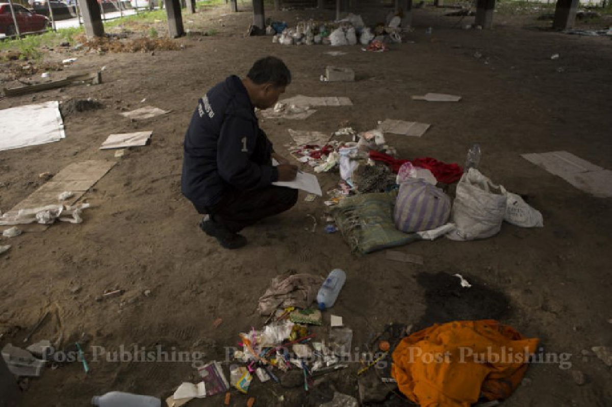 พบศพหญิงเร่ร่อนถูกฆ่าใต้สะพานข้ามแยกลาดพร้าว พบศพหญิงเร่ร่อนถูกฆ่าใต้สะพานข้ามแยกลาดพร้าว