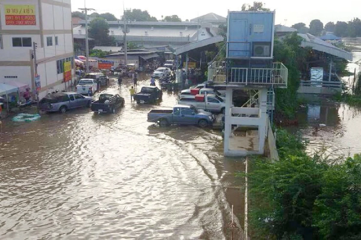 ทหารวางแนวป้องกันวัดกษัตราธิราชฯหลังเจ้าพระยาสูงจ่อท่วม