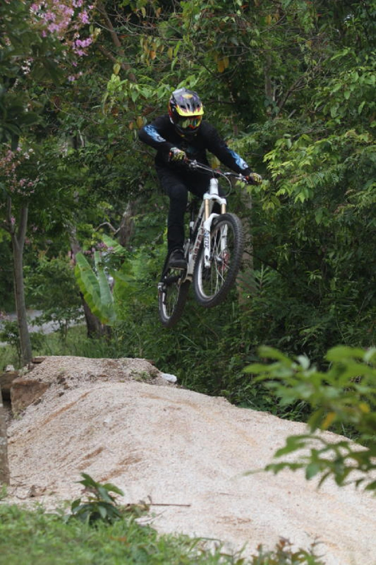 ดาวน์ฮิลล์ซิ่งท้าแรงดิ่ง