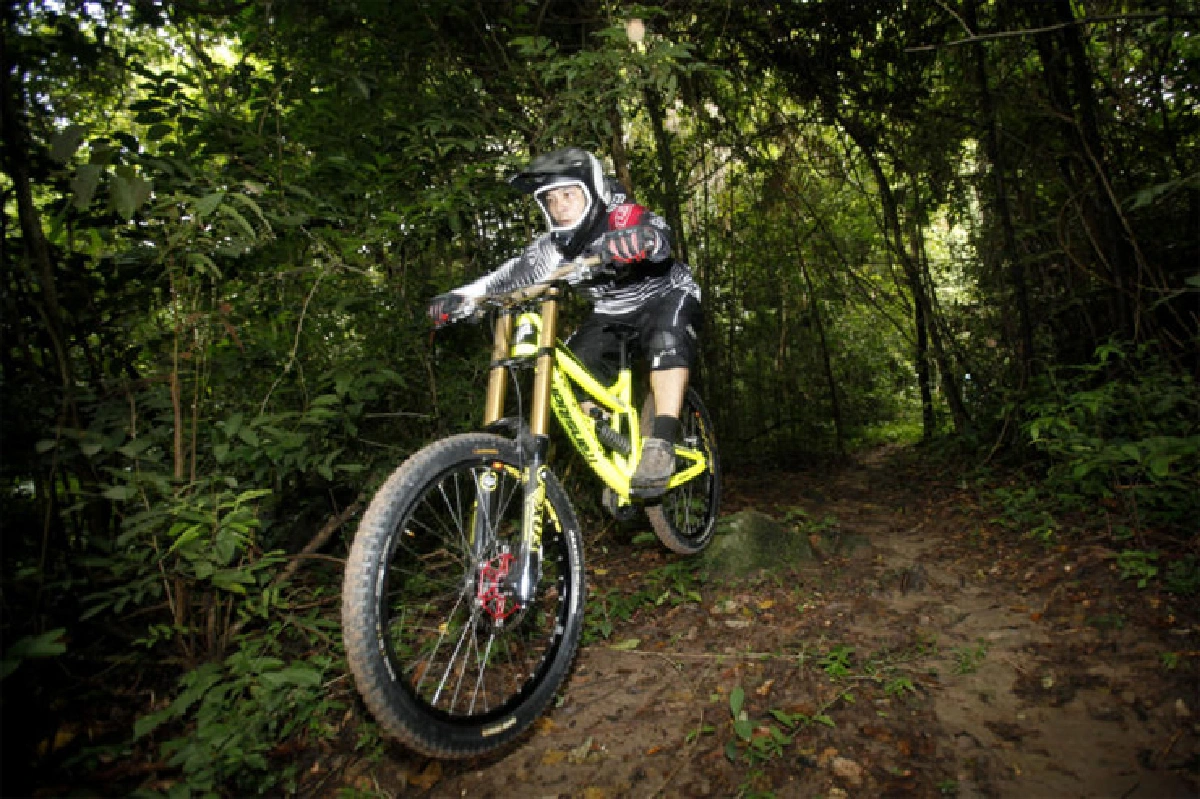 ดาวน์ฮิลล์ซิ่งท้าแรงดิ่ง