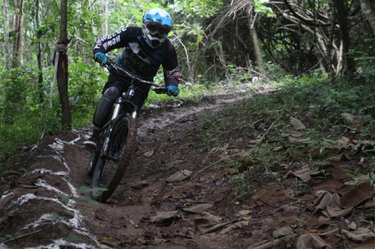 ดาวน์ฮิลล์ซิ่งท้าแรงดิ่ง