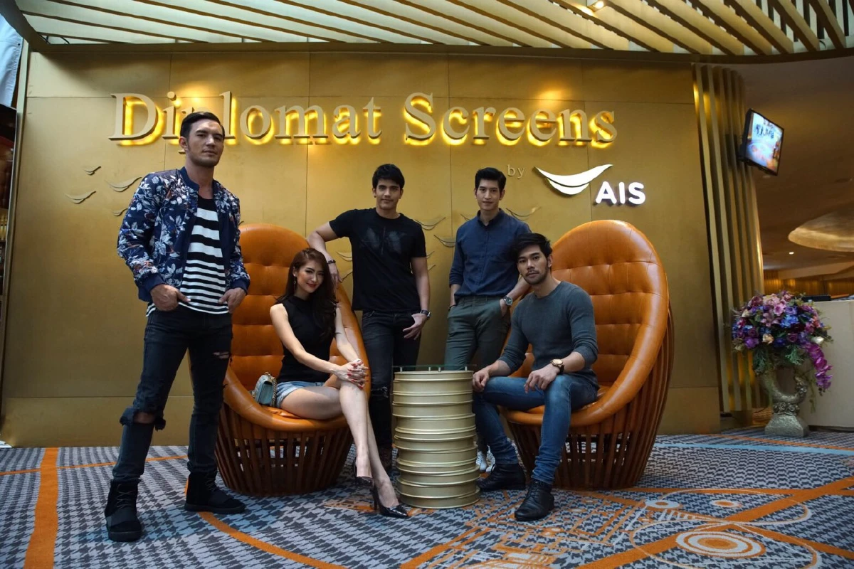 ส่องผู้ชาย นอนดูหนัง แชร์ความหรูเลิศ ที่โรงภาพยนตร์เอ็มบาสซี่ฯ