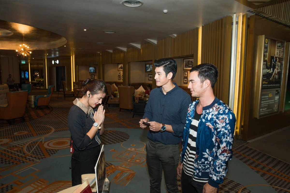 ส่องผู้ชาย นอนดูหนัง แชร์ความหรูเลิศ ที่โรงภาพยนตร์เอ็มบาสซี่ฯ