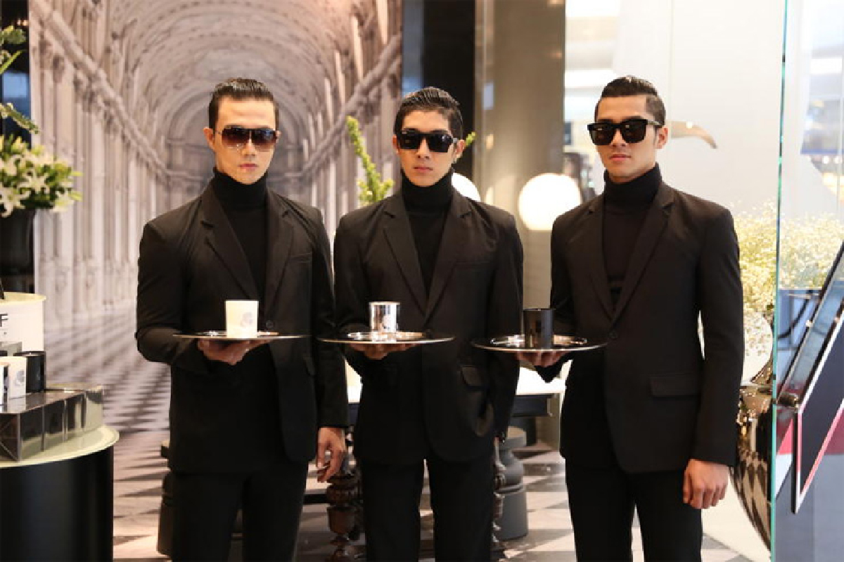 หน้าหล่อ หุ่นล่ำ ‘นางกวัก’ เรียกสาวๆ หน้าหล่อ หุ่นล่ำ ‘นางกวัก’ เรียกสาวๆ