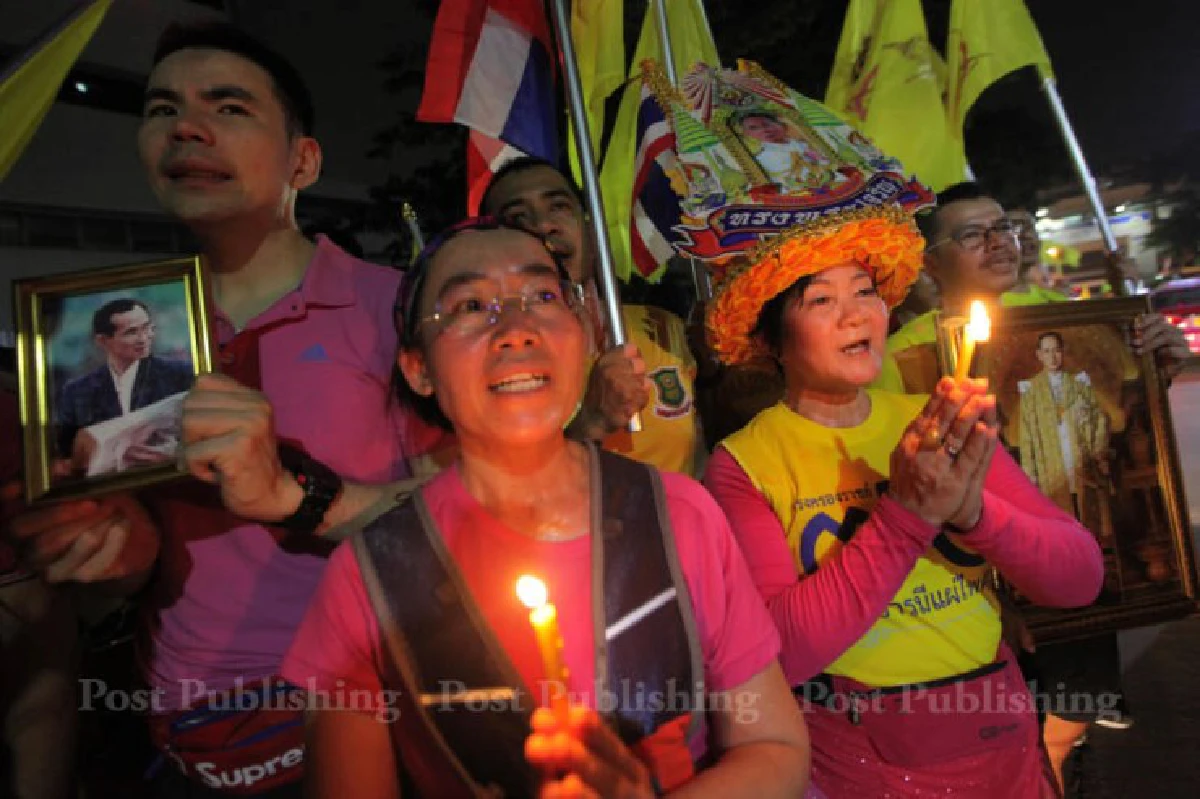 กลุ่มประชาชนรวมตัววิ่งจากสวนลุมฯไปศิริราชถวายพระพร"ในหลวง"