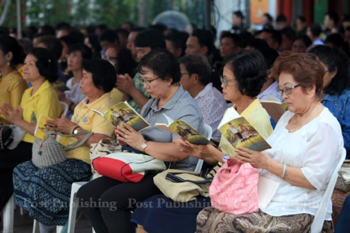 Concerned Thais wear pink in support of ailing King (Updated)