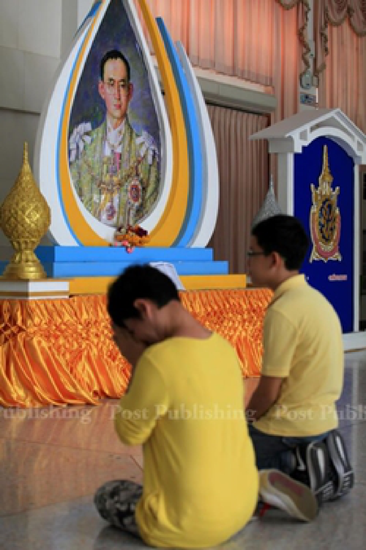 Concerned Thais wear pink in support of ailing King (Updated)