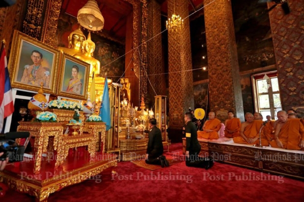 Concerned Thais wear pink in support of ailing King (Updated)