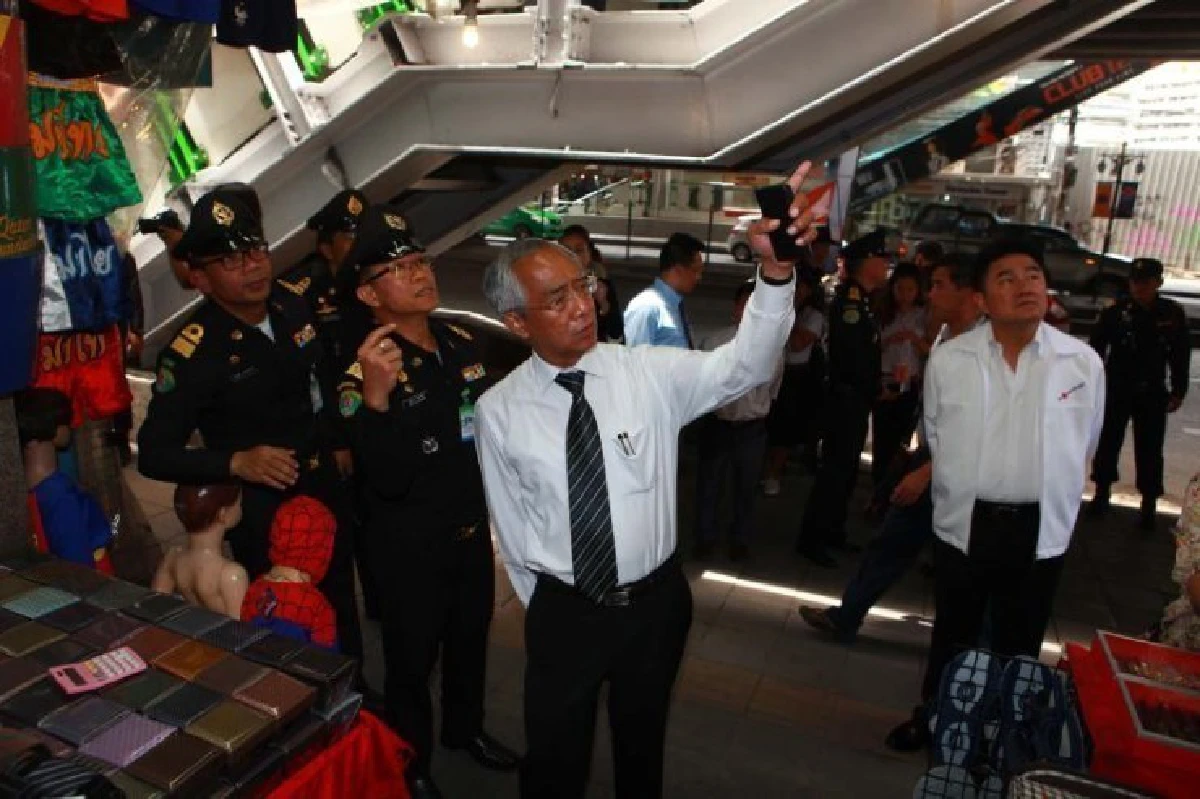 "เสน่ห์กรุงเทพฯต้องไม่สกปรก" วัลลภ สุวรรณดี มือจัดระเบียบทางเท้ากทม.