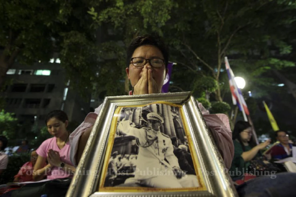 พสกนิกรยังปักหลักสวดมนต์ถวายพระพรที่ศิริราชอย่างต่อเนื่อง