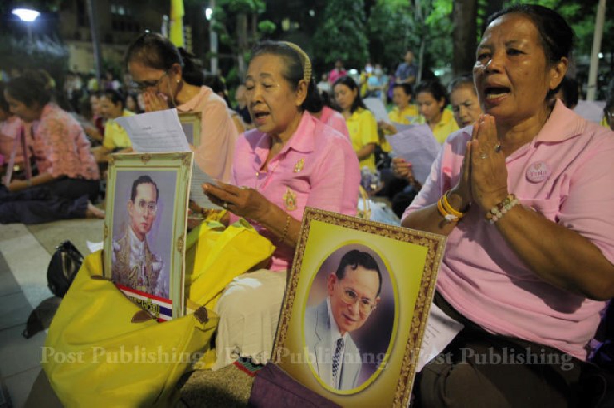 พสกนิกรยังปักหลักสวดมนต์ถวายพระพรที่ศิริราชอย่างต่อเนื่อง พสกนิกรยังปักหลักสวดมนต์ถวายพระพรที่ศิริราชอย่างต่อเนื่อง