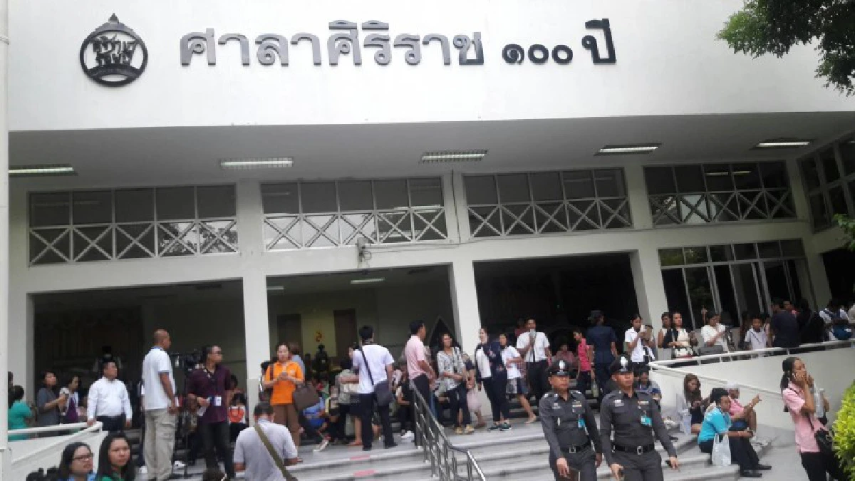 ประชาชนหลั่งไหลร่วมสวดมนต์ถวาย "ในหลวง" ที่ศิริราช