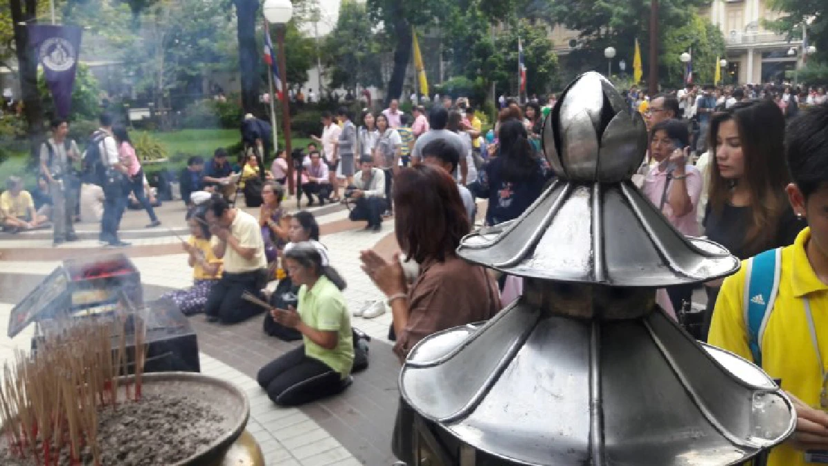 ประชาชนหลั่งไหลร่วมสวดมนต์ถวาย "ในหลวง" ที่ศิริราช
