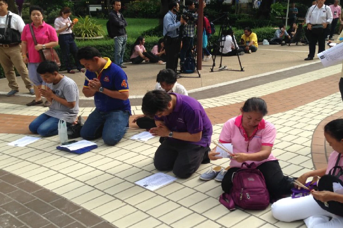 พสกนิกรทยอย"ศิริราช"ร่วมสวดมนต์ถวายพระพร