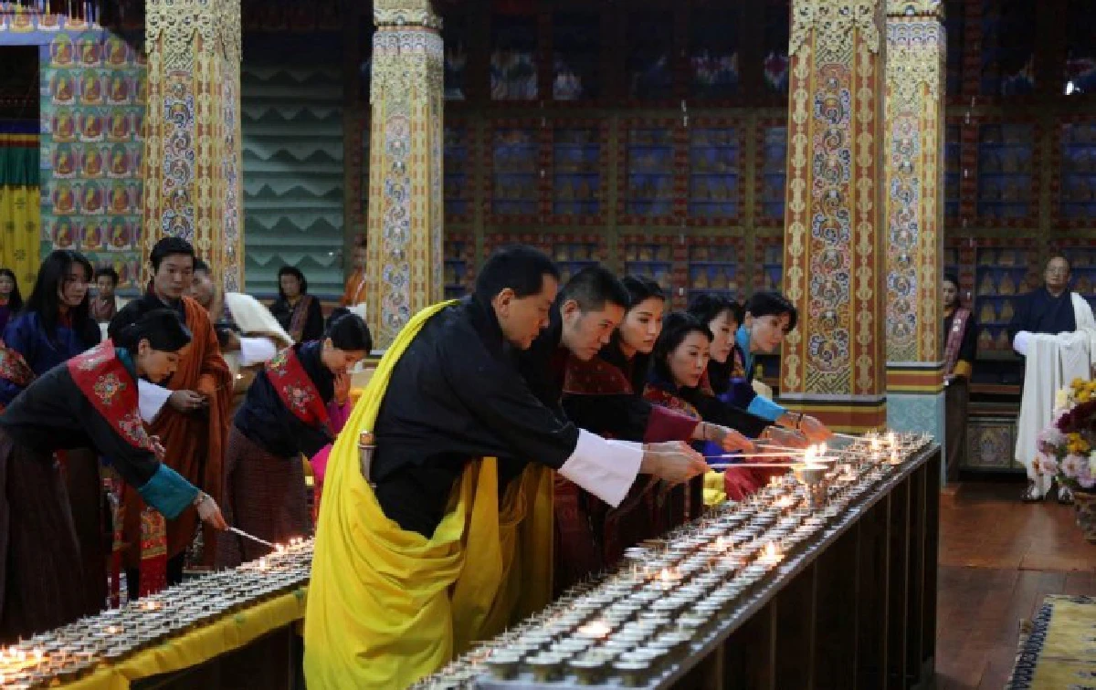 กษัตริย์จิกมีทรงชวนชาวภูฏาณจุดเทียนไว้อาลัยถวายในหลวงรัชกาลที่9