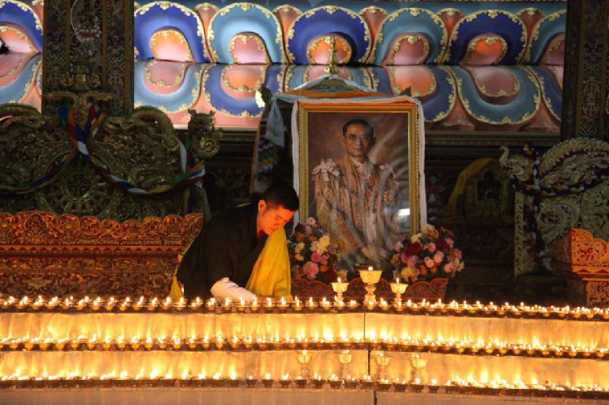 กษัตริย์จิกมีทรงชวนชาวภูฏาณจุดเทียนไว้อาลัยถวายในหลวงรัชกาลที่9 กษัตริย์จิกมีทรงชวนชาวภูฏาณจุดเทียนไว้อาลัยถวายในหลวงรัชกาลที่9