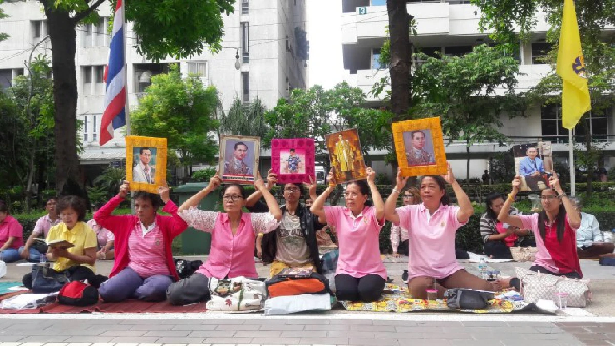 พสกนิกรทยอย"ศิริราช"ร่วมสวดมนต์ถวายพระพร